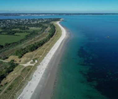 Plage et côte bretonne vues du ciel au Camping de La Piscine