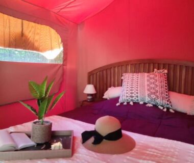 Intérieur de tente avec lit chapeau et plateau dans le Camping de Matour – ONLYCAMP