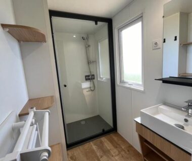 Salle de bain avec douche vitrée et lavabo dans l'hébergement du Camping de Matour - ONLYCAMP