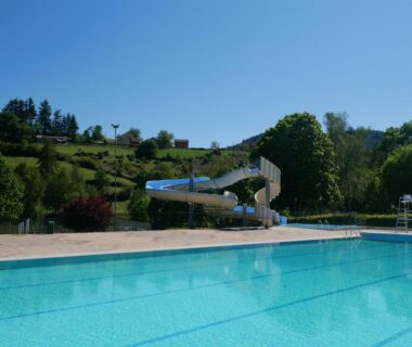 Piscine extérieure avec toboggan au Camping de Matour ONLYCAMP