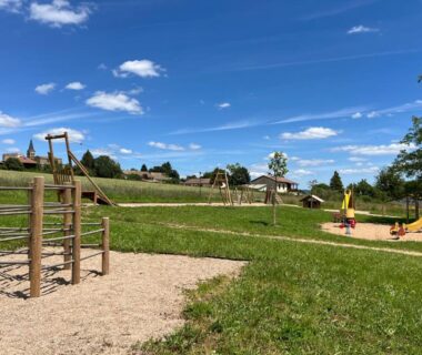 Pelouse avec aire de jeux au Camping de Matour ONLYCAMP
