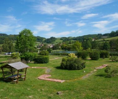 Espace vert avec abri et sentiers au Camping de Matour ONLYCAMP