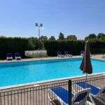 Piscine extérieure avec transats au Camping de Saulieu
