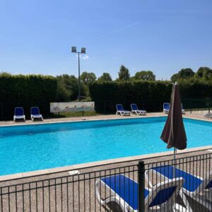 Piscine extérieure avec transats au Camping de Saulieu