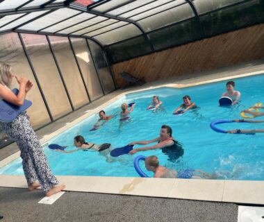 Piscine couverte avec séance d'aquagym en groupe au Camping de Saverne