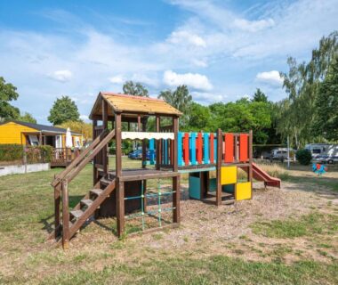 Aire de jeux en bois avec toboggans au Camping de Saverne