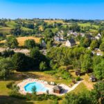 Vue aérienne de la piscine et des emplacements au Camping de Tauves