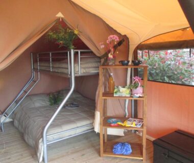 Intérieur de tente avec lits superposés au Camping de Trezulien