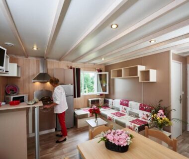 Intérieur du mobil-home avec kitchenette et coin salon au Camping de Trezulien