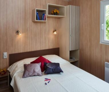 Chambre avec lit double et fenêtre au Camping de Trezulien