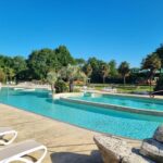 Piscine extérieure avec transats au Camping de l Orangerie de Lanniron Mobilhome Esprit Zen R26