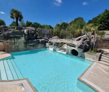 Piscine extérieure avec toboggan rocheux au Camping de l Orangerie de Lanniron Mobilhome Esprit Zen R26