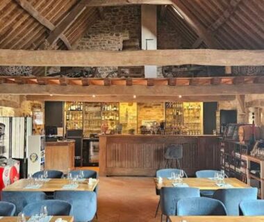 Salle de restaurant avec tables et bar dans le Camping de l Orangerie de Lanniron Mobilhome Esprit Zen R26
