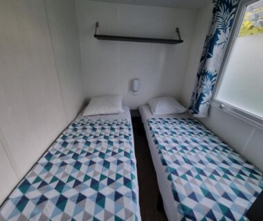 Intérieur avec deux lits simples dans le mobilhome Esprit Zen R26 au Camping de l Orangerie de Lanniron