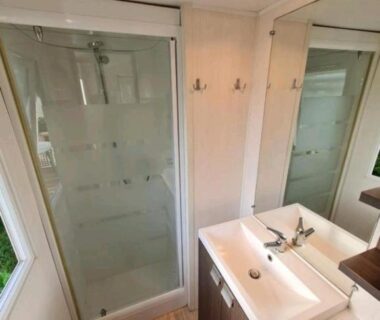 Salle de bains avec douche et lavabo du Mobilhome Esprit Zen R26 au Camping de l Orangerie de Lanniron