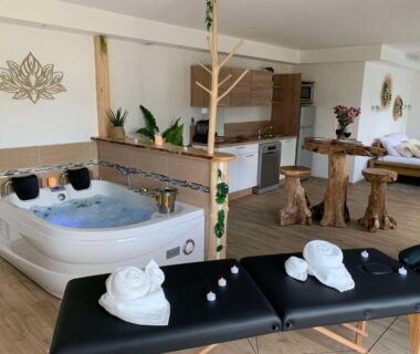 Intérieur spa avec jacuzzi et table de massage au Camping de l'Etang du Pays Blanc
