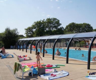 Bord de piscine avec enfants au Camping de l'Etang du Pays Blanc