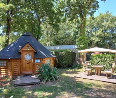 Kota en bois avec terrasse et coin repas au Camping de l'Etang du Pays Blanc