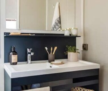 Salle de bains avec lavabo miroir et rangements du Camping de l'Orangerie de Lanniron
