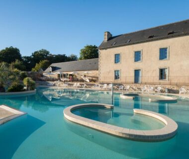 Piscine extérieure avec terrasse et transats au Camping de l'Orangerie de Lanniron
