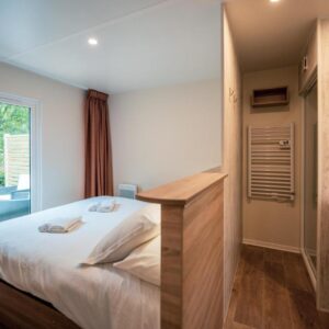 Chambre avec lit et salle de bain au Camping de l'Orangerie de Lanniron