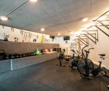 Salle de sport avec vélos et haltères au Camping de l’Orangerie de Lanniron