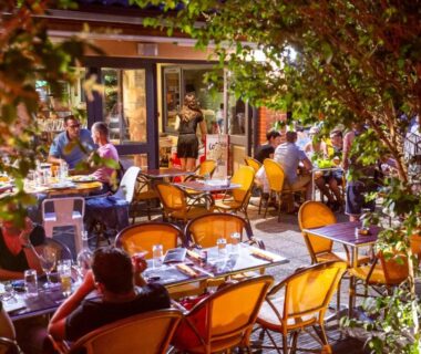 Terrasse de restaurant extérieure animée en soirée du Camping de la Bageasse