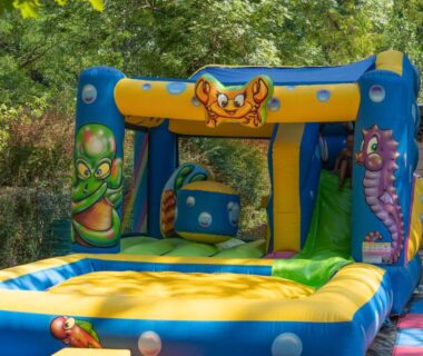 Aire de jeu gonflable extérieure au Camping de la Bageasse