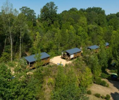 Vue aérienne des hébergements en bois dans la forêt au Camping de la Bageasse