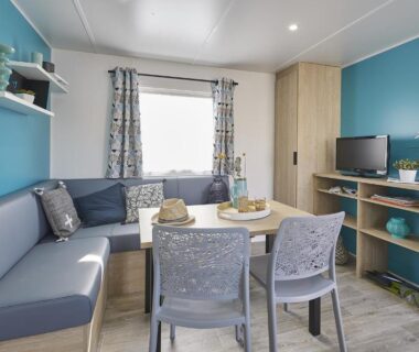 Salon avec banquette et coin repas du Camping de la Baie de Térénez
