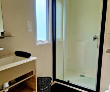 Salle de bain avec douche vitrée dans le Camping de la Bonnette