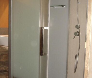 Salle de bain avec cabine de douche au Camping de la Bonnette