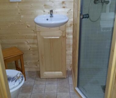 Salle de bains avec douche et lavabo dans le logement du Camping de la Pelouse