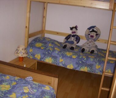 Chambre avec lits superposés et peluches au Camping de la Pelouse