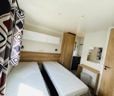 Intérieur de mobile home avec deux lits simples au Camping de la Plage