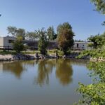 Étang avec hébergements sur la rive au Camping de la Plage
