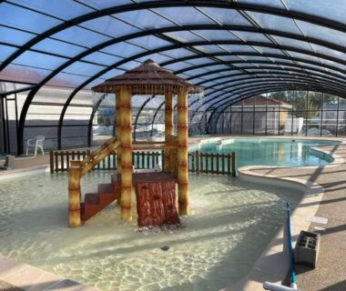 Piscine couverte avec pataugeoire et jeu aquatique au Camping de la Plage