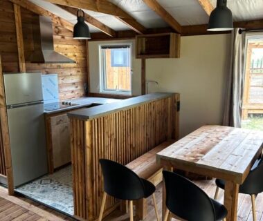Intérieur avec cuisine équipée et coin repas dans l'hébergement du Camping de la Plage