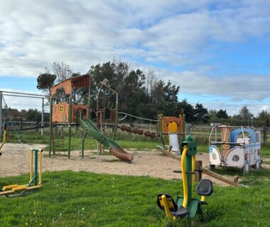 Aire de jeux extérieure avec toboggan et agrès au Camping de la Plage