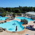 Piscine extérieure avec toboggans et bassins au Camping de la Plage de Cleut-Rouz