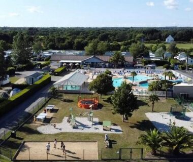 Vue aérienne des piscines, de l'aire de jeux et des emplacements au Camping de la Plage de Cleut-Rouz