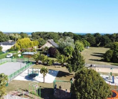 Vue aérienne de la piscine, tennis et aire de jeux au Camping de la Plage de Cleut-Rouz