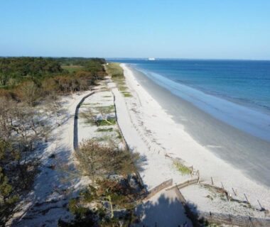 Plage de sable bordée de dunes et mer au Camping de la Plage de Cleut-Rouz
