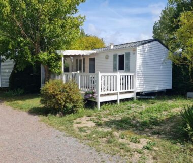 Mobil-home avec terrasse dans un espace arboré au Camping de la Rive