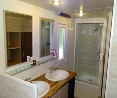 Salle de bains avec double vasque et douche au Camping de la Treille