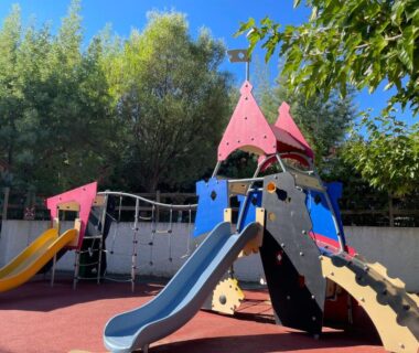 Aire de jeux avec toboggans dans le Camping de la Treille
