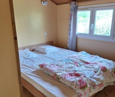 Chambre mansardée avec lit double au Camping des Papillons