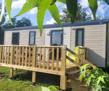 Terrasse en bois devant mobil-home au Camping des Papillons
