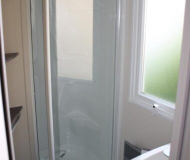 Salle de bains compacte avec cabine de douche dans le mobil home du Camping des Roses