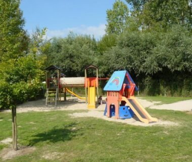 Aire de jeux avec toboggans au Camping des Roses